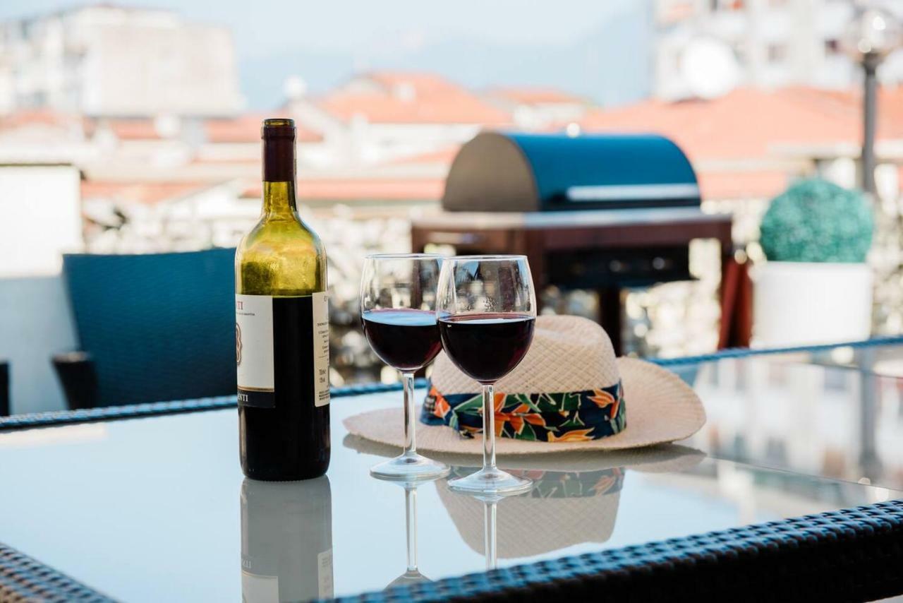 Altido Apt For 8 With Huge Terrace In Old Town Of Viareggio Exterior photo