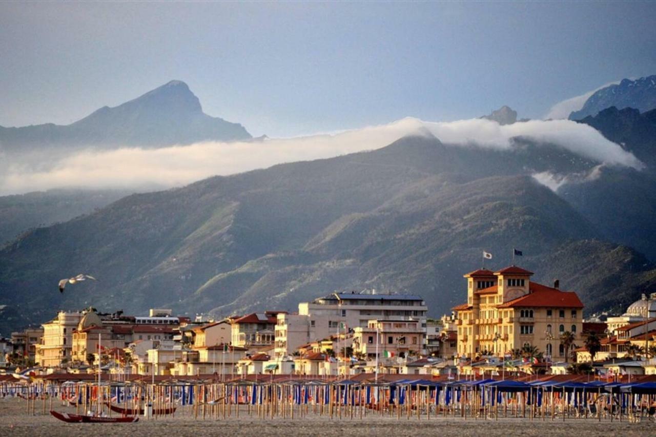 Altido Apt For 8 With Huge Terrace In Old Town Of Viareggio Exterior photo