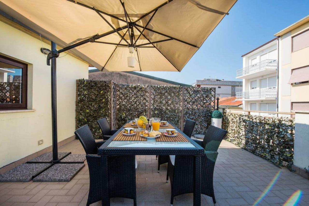 Altido Apt For 8 With Huge Terrace In Old Town Of Viareggio Exterior photo